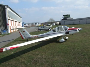 Das Flugzeug ist ein Motorsegler, eine  Grob G109B, Baujahr 1984. Vielen Dank an Herr Horst Potthoff, Vorsitzender, AGS Bochum e.V.